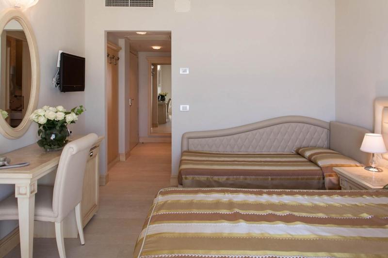 Classic Large Room with Balcony image 4