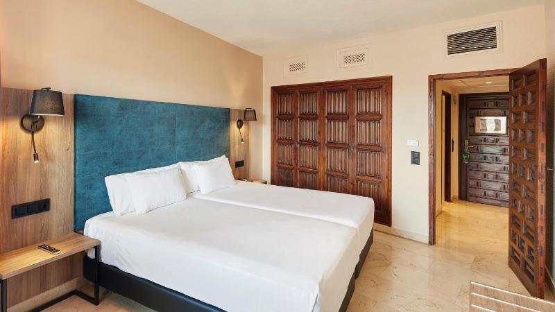 Twin Room with View image 4