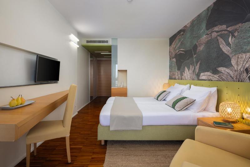 Superior Double Room with Balcony and Sea View image 4