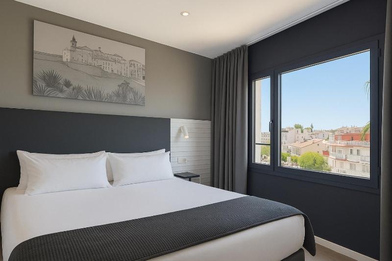 Double or Twin Room image 3