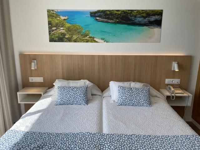 Double or Twin Room with Side Sea View image 2