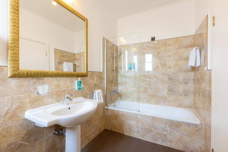Deluxe Double or Twin Room image 3