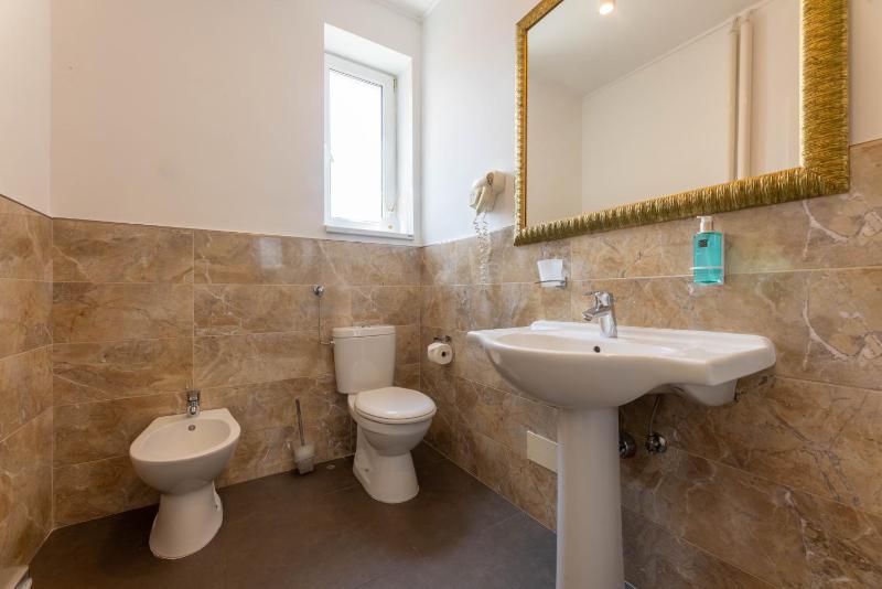 Deluxe Double or Twin Room image 2