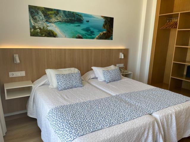 Double or Twin Room with Side Sea View image 4