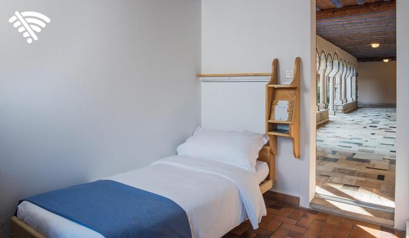 Standard Single Room with Shared Bathroom image 1
