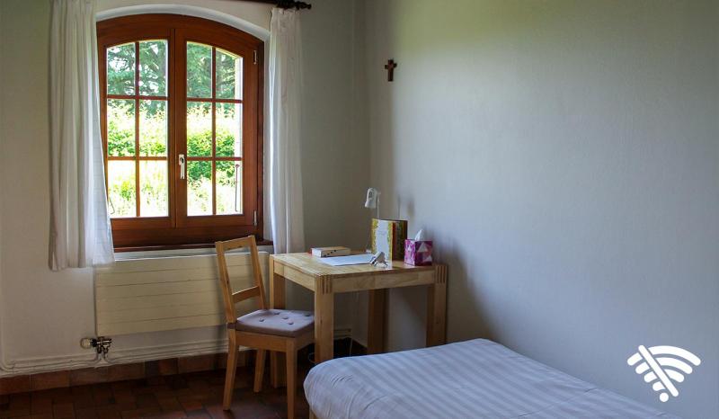Standard Single Room with Shared Bathroom image 3