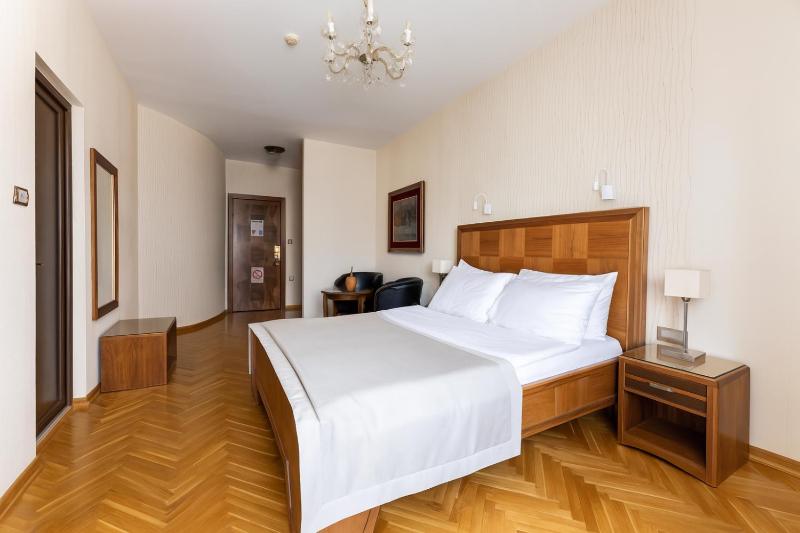 Double Room image 3