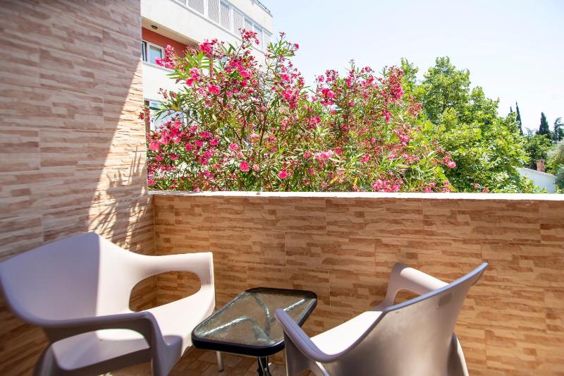 Double Room with Balcony image 3