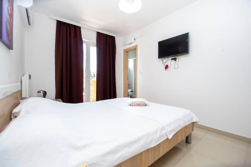 Double Room with Balcony image 2