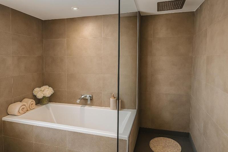 Deluxe Double Room with Bath image 4