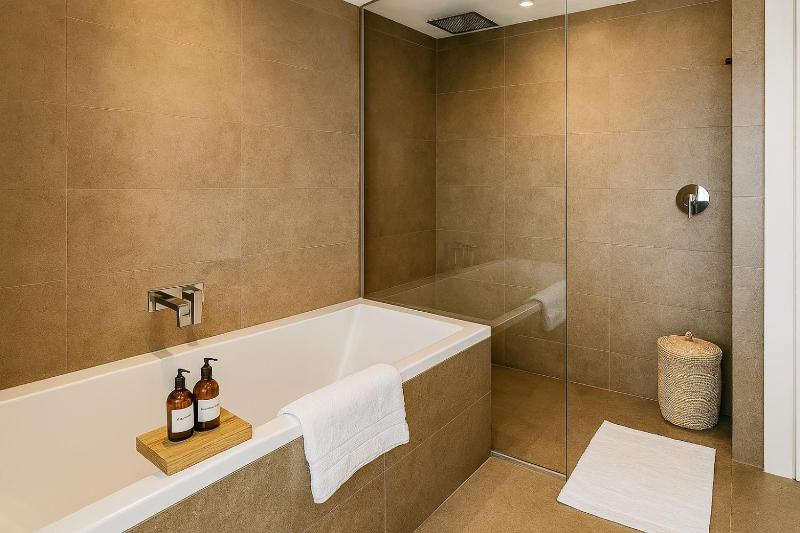 Deluxe Double Room with Bath image 3
