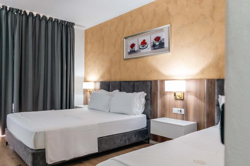 Triple Room with Sea View image 3