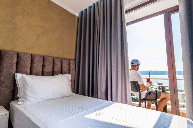 Triple Room with Sea View image 2