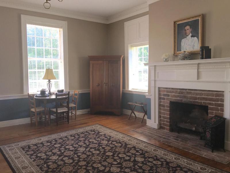 Deluxe Queen Room with Two Queen Beds image 4