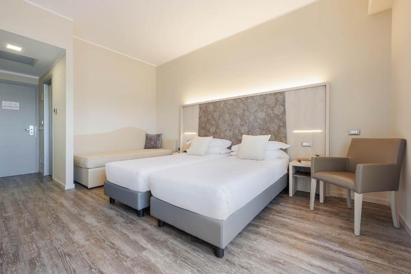 Economy Twin Room image 4