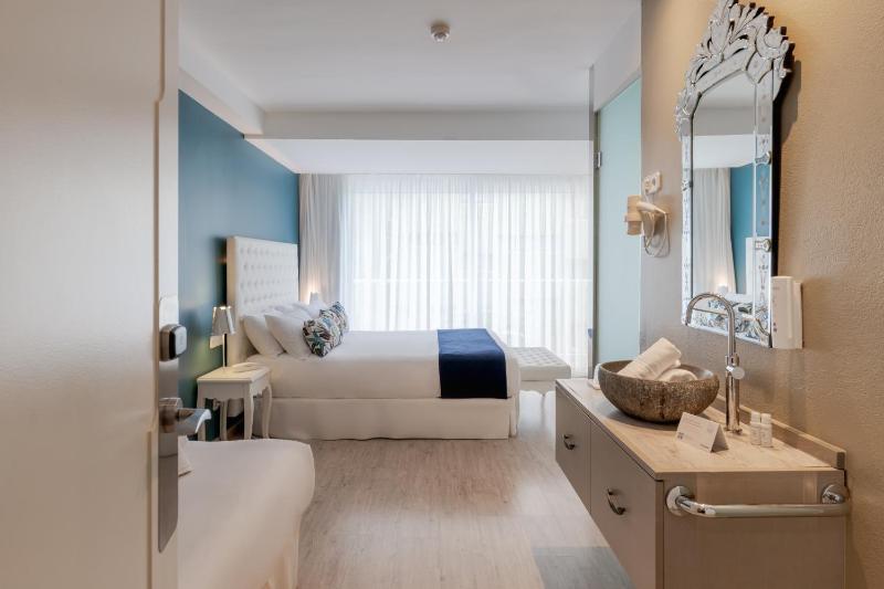 Superior Double Room and Balcony image 4