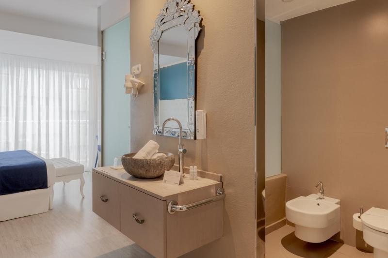 Superior Double Room and Balcony image 3