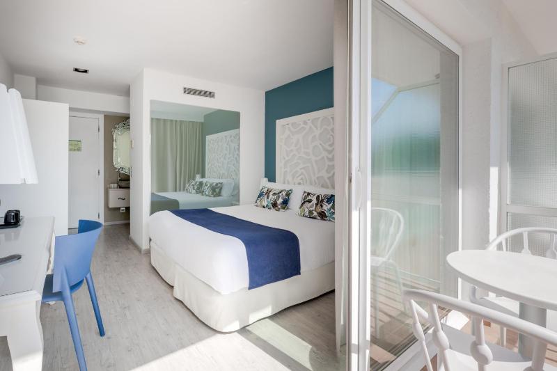 Double Room with Frontal Sea View and Balcony image 4