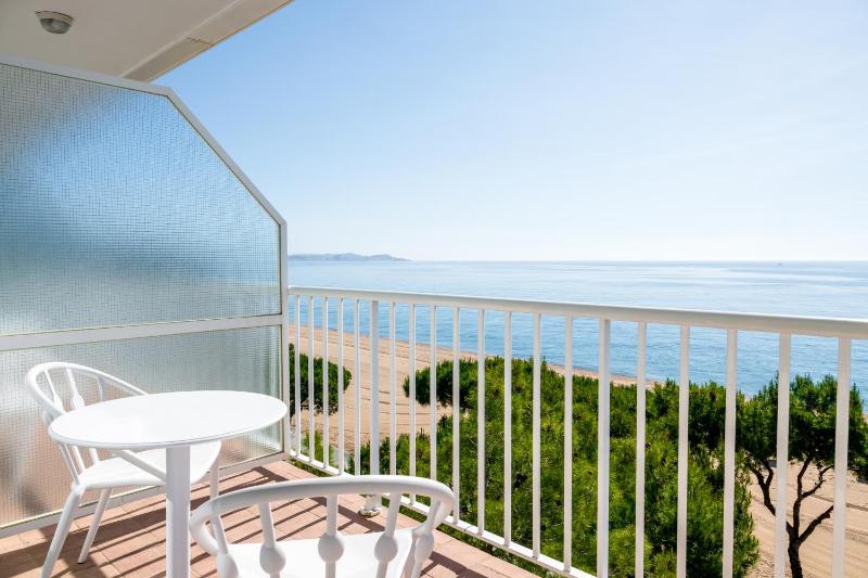 Double Room with Frontal Sea View and Balcony image 3