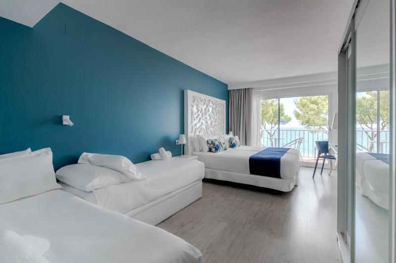 Family Room with Sea View and Balcony image 3