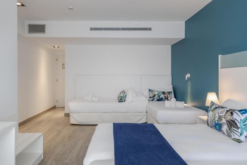 Comfort Quadruple Room with Balcony image 1