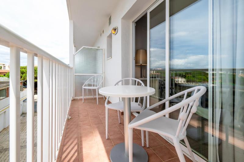 Comfort Quadruple Room with Balcony image 4