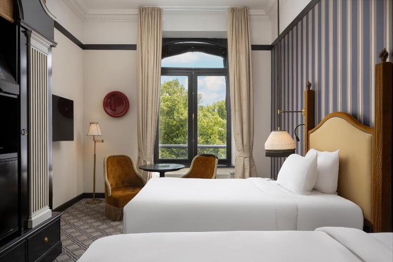 Executive Twin Room image 4