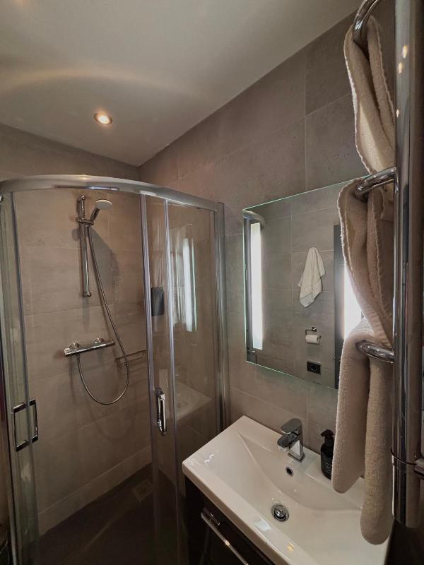 Queen Room - Disability Access image 2