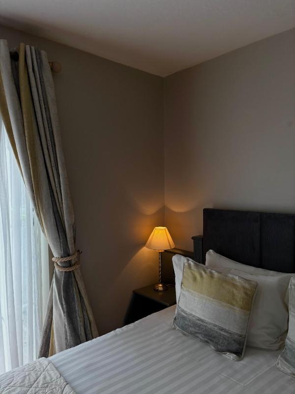 Queen Room - Disability Access image 4