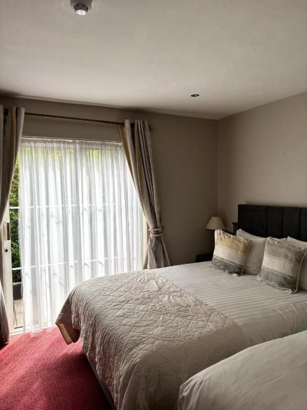 Queen Room - Disability Access image 3