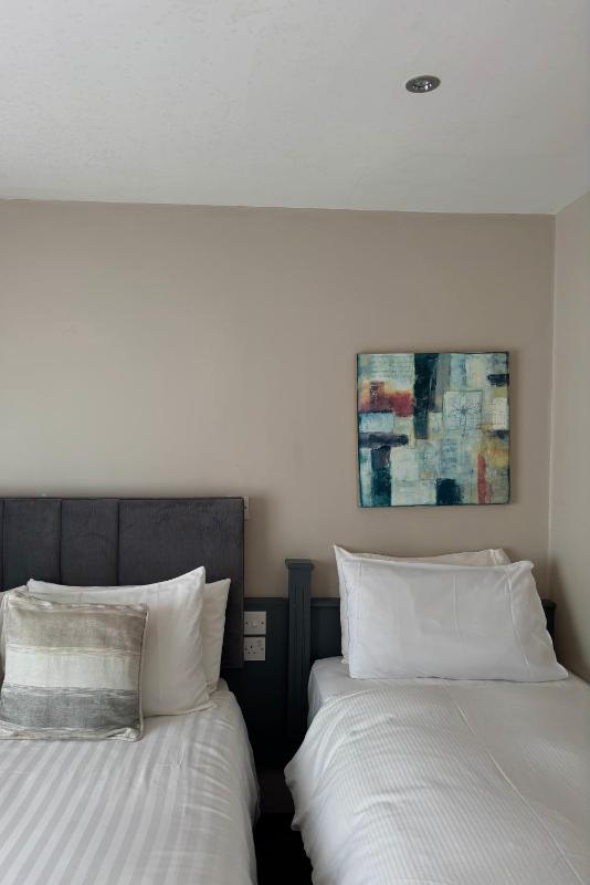 Queen Room - Disability Access image 1