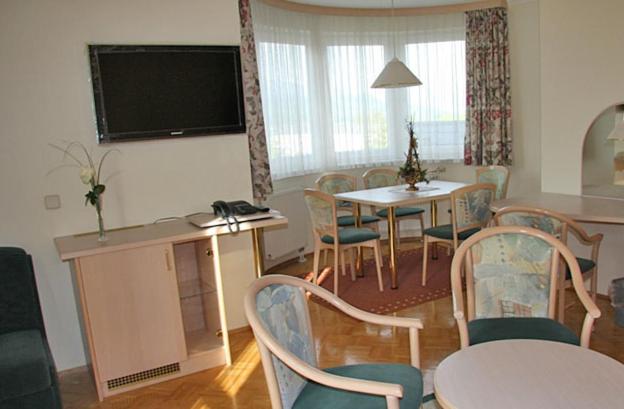 Two-Bedroom Apartment with Balcony and Kitchen image 2