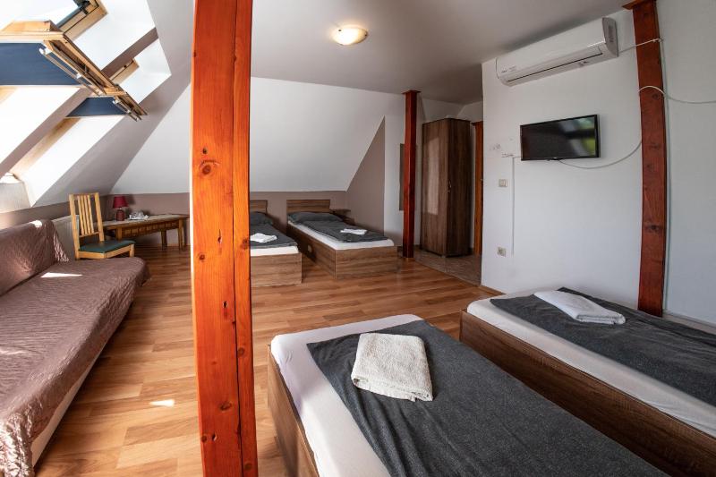 Family Room with Private Bathroom - Third Floor image 3