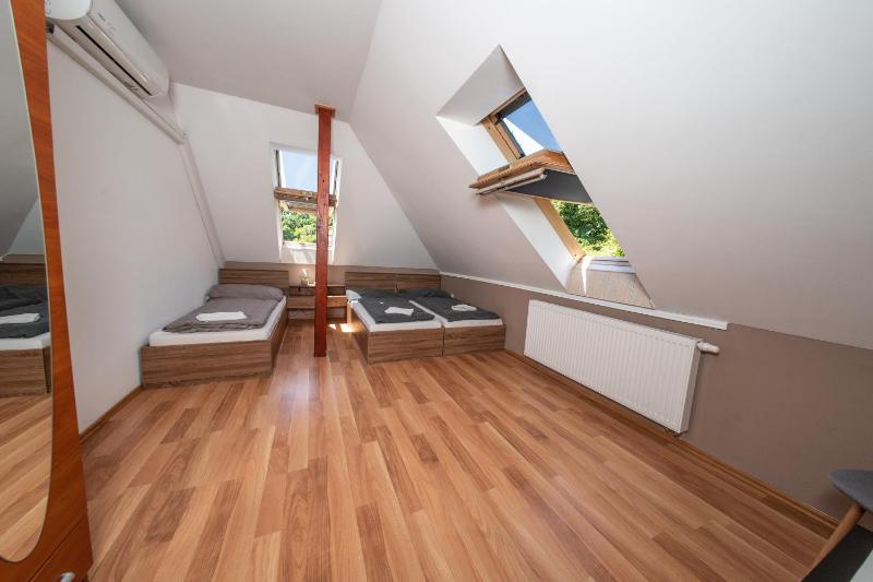 Triple Room with Private Bathroom - Third Floor image 3