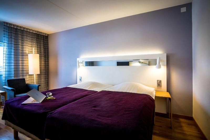 Standard Twin Room image 4