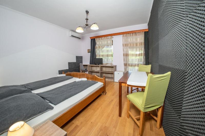 Queen Room with Spa Bath - First Floor image 1