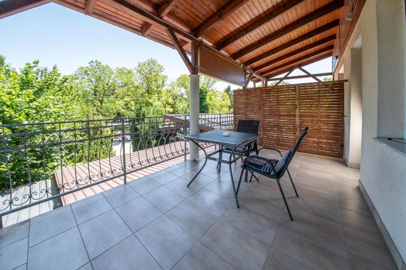 Queen Room with Spa Bath - First Floor image 3