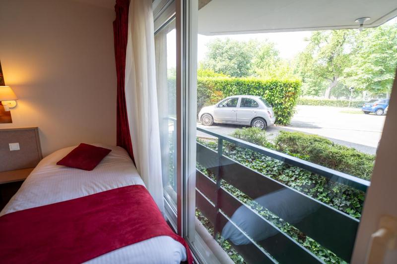 Twin Room image 3
