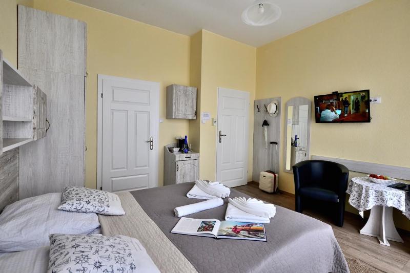 Double Room image 4