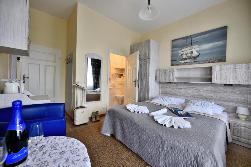 Double Room image 2