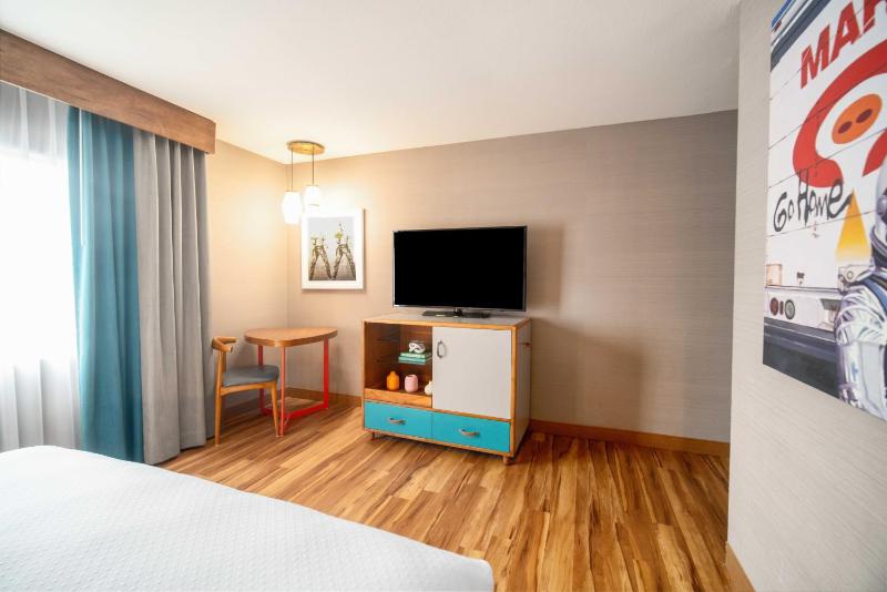 King Room with City View image 3