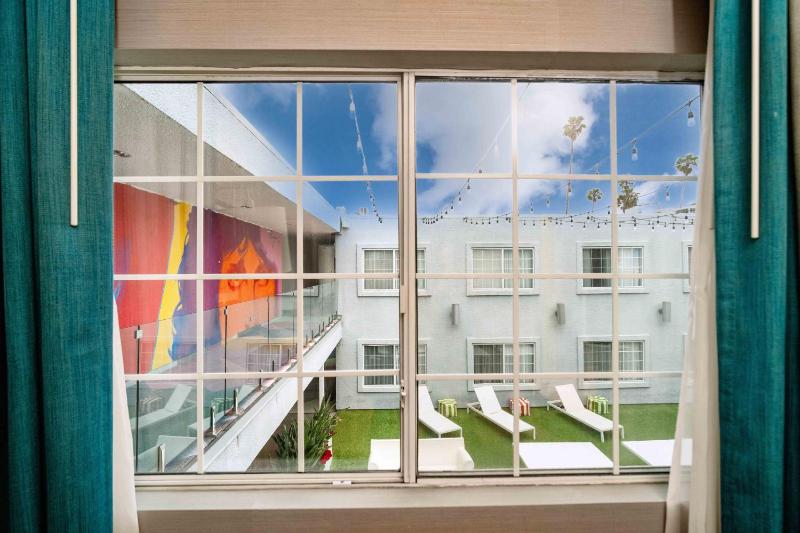 King Suite with Courtyard View image 3