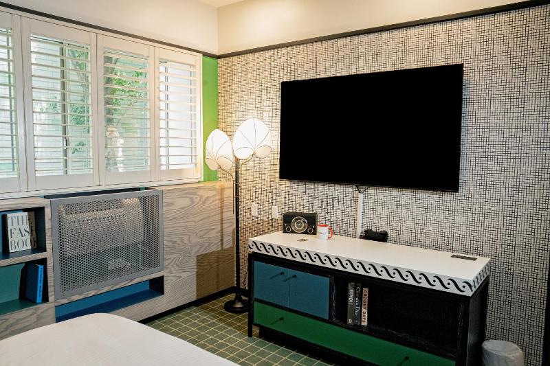 Queen Room with Two Queen Beds and Roll-In Shower - Disability Access/Non-Smoking image 4