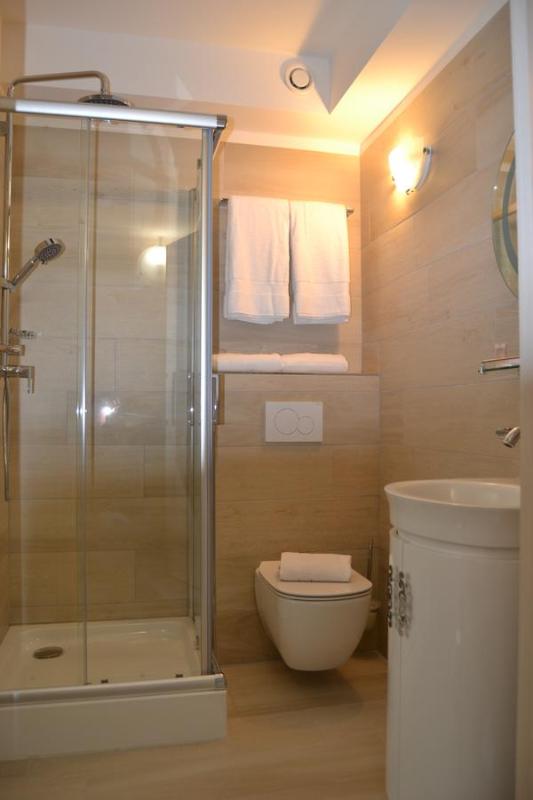 Twin Room with Shower image 2
