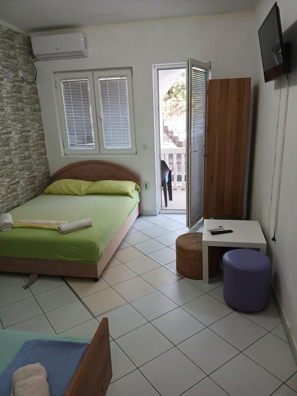 Apartment with Shower image 4