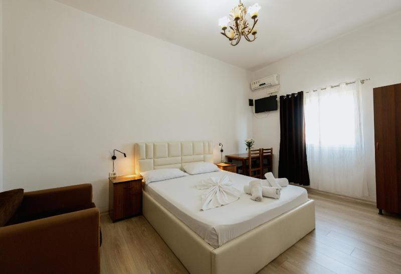 Double Room image 4