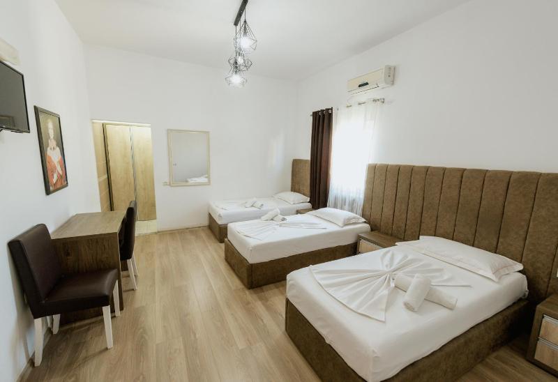  Triple Room image 3