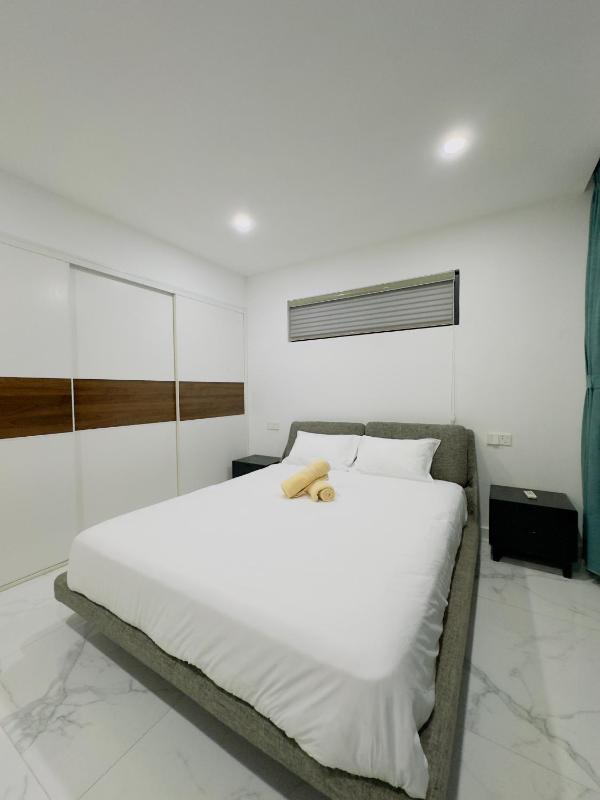 Golden Palm Apartment with overlooking view - image 13