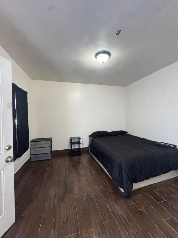 Hollywood Home - image 2