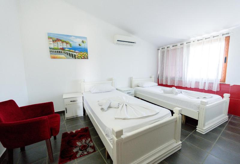 Comfort Twin Room image 2